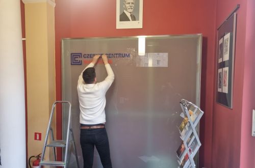 Samolepka pro České centrum ve Varšavě