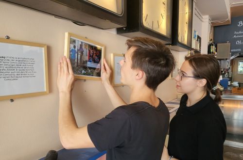 Instalace výstavy In the Gutter