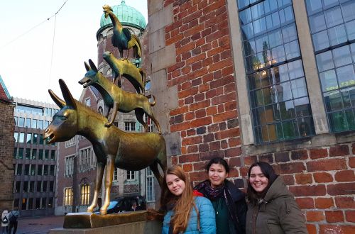 S brémskými muzikanty, z leva: Anička Křapková, Emily Tey a Míša Nováková. Jaro 2019