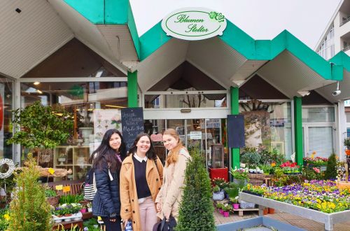 Vizualizace nového loga do fotografie před obchodem Blumen Stelter. Jaro 2019